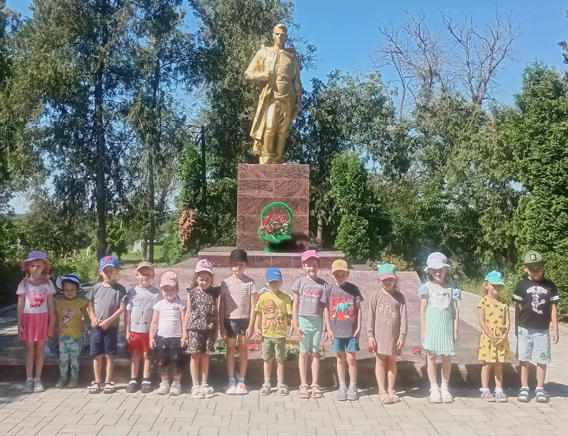 Сегодня ребята группы "Казачата" в День памяти и скорби возложили цветы к памятнику "Воину-Освободит