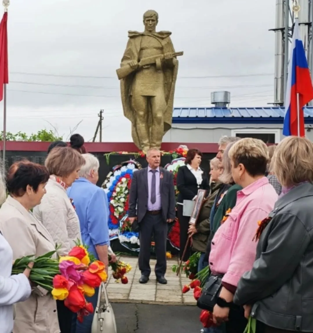 Сегодня, в День Великой 
Победы,  прошла торжественная церемония возложения 
цветов к памятнику  вои