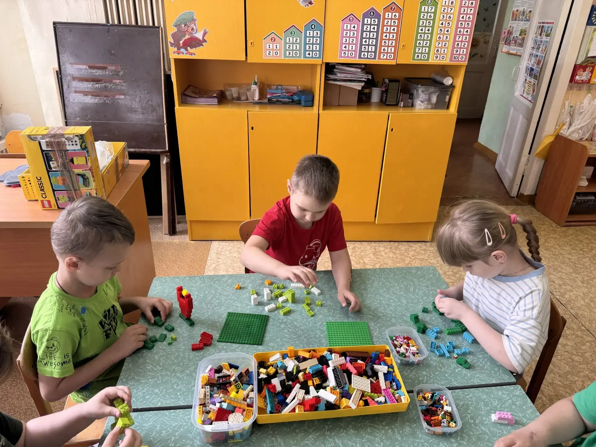 ЛЕТО В «ЛЕГОШКЕ». 

На итоговое занятии кружка «Легошка» ребята собрали из LEGO роскошные летние цве