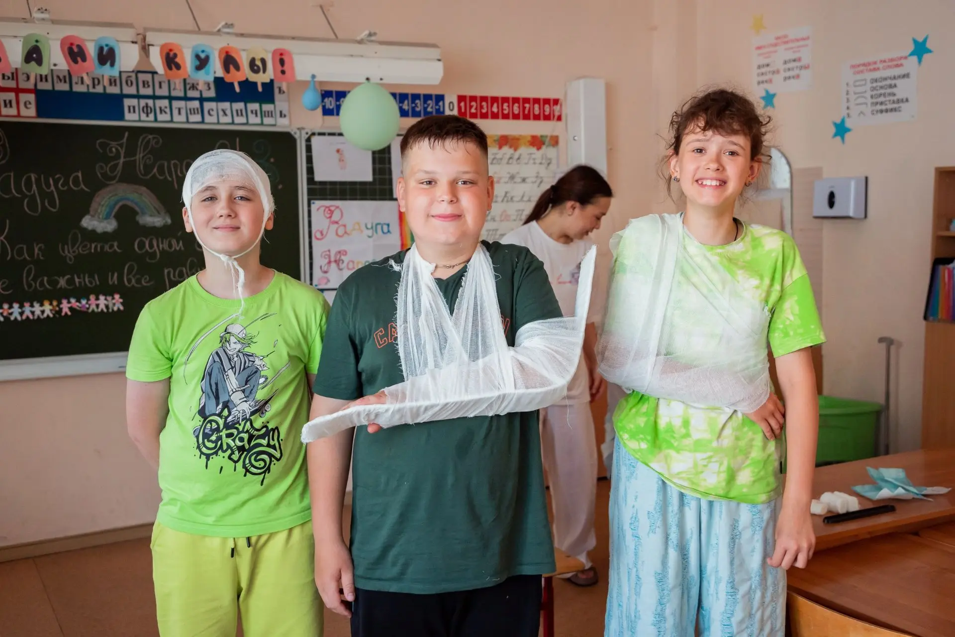 Помогаем детям примерить роль медицинских работников✅

Сотрудники нашей больницы побывали в летнем л