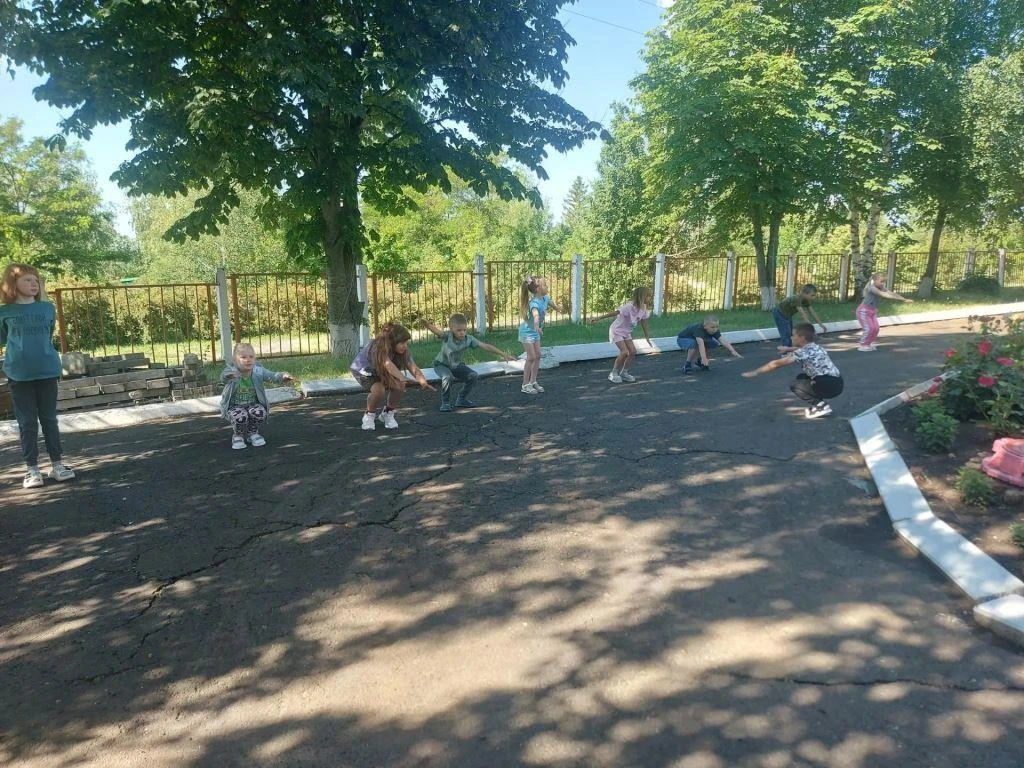 ☀️ Бодрое утро в лагере! ☀️

Как обычно, день начался с утренней зарядки — ребята дружно вышли на пл