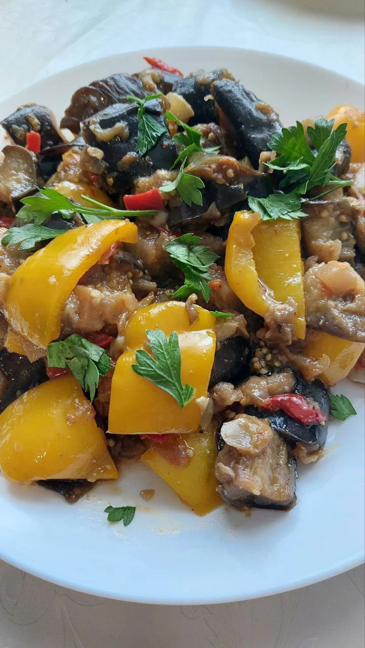 "ТЁПЛЫЙ САЛАТ ИЗ БАКЛАЖАН" 🍆 🍅🌶

Девчат идея салата для праздничного стола или просто на ужин 😋
