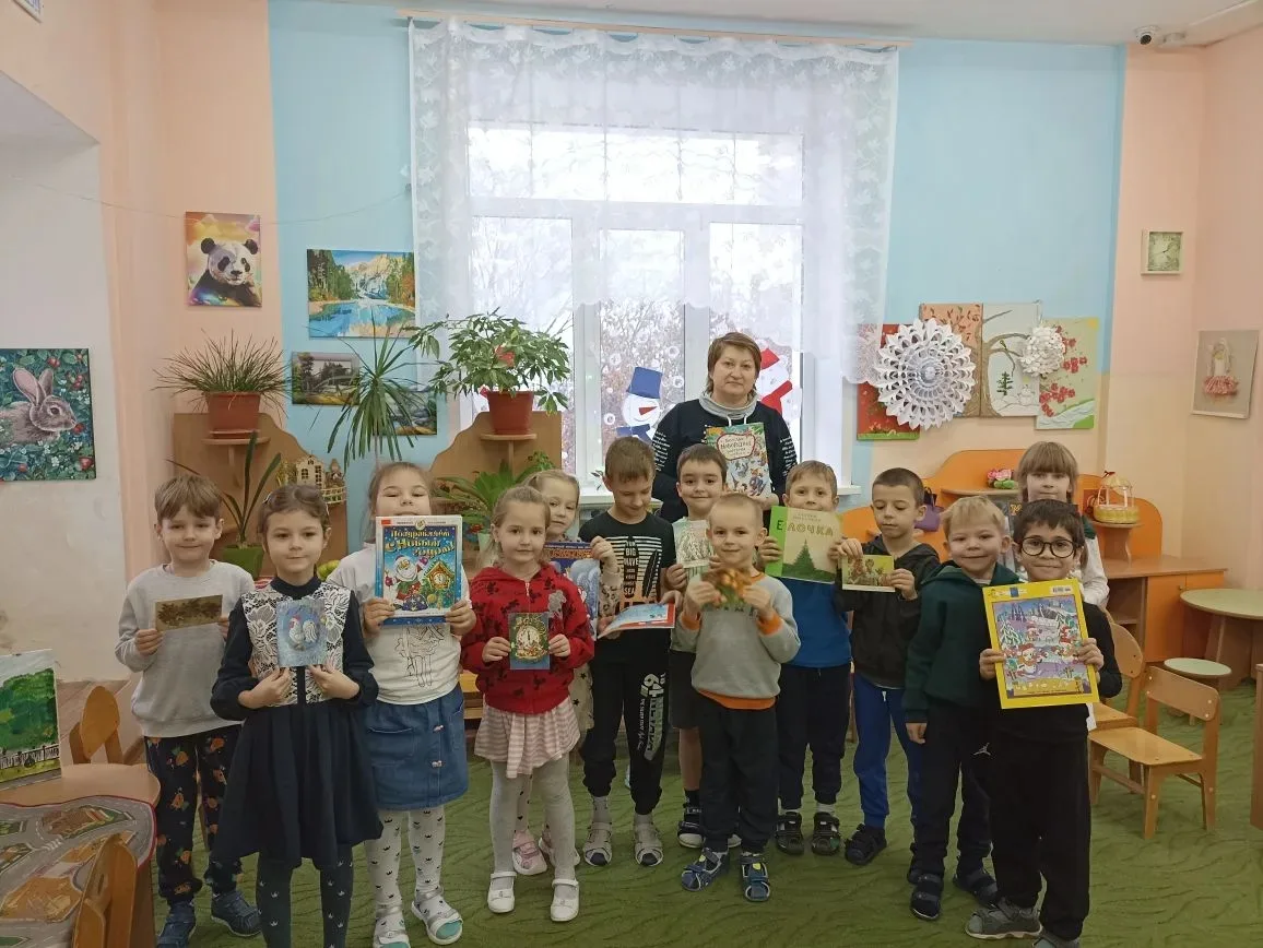 Сегодня в гости к воспитанникам группы "Ромашка" приходили гости из библиотеки. 
Ребятам рассказали 