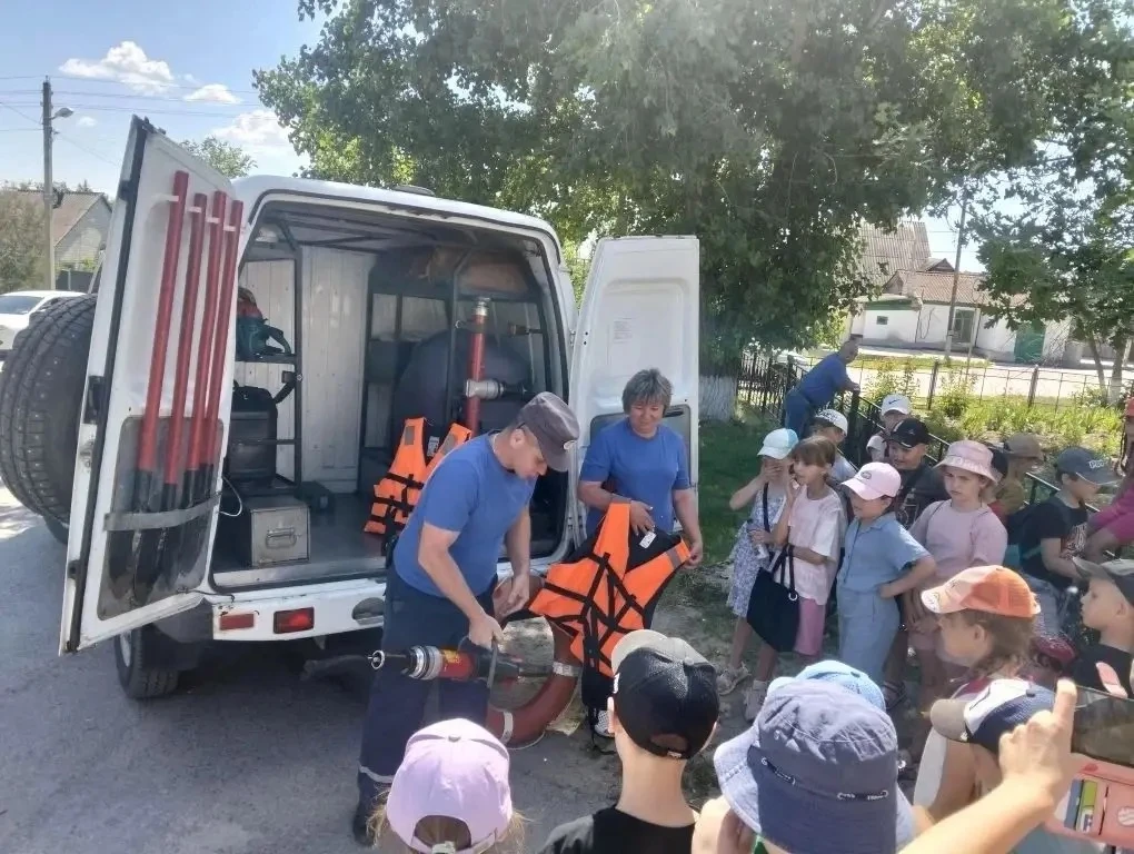 🌊Лето, солнце, каникулы…А спасатели уже с лекциями
Учеба закончилась, а важная работа по профилакти