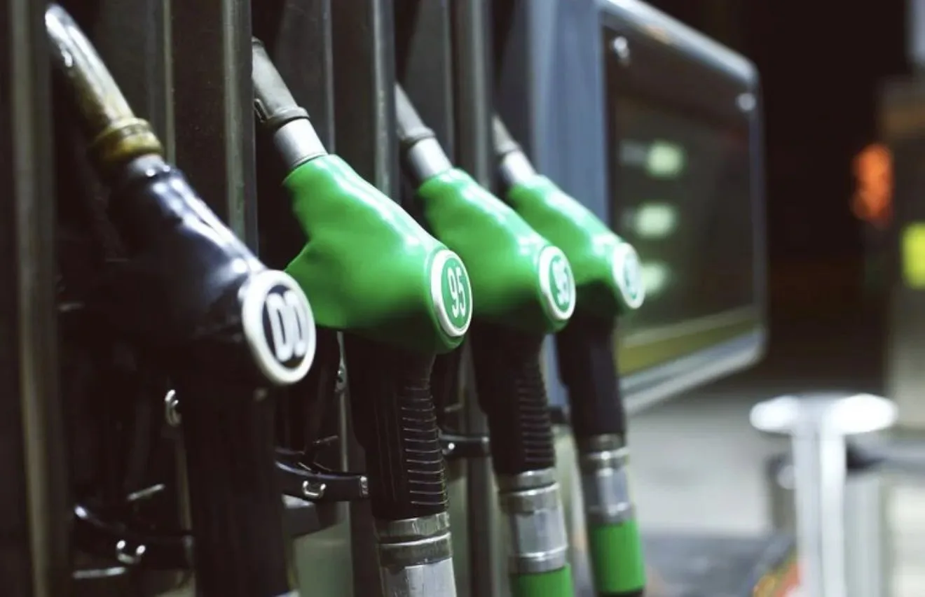 ⛽️В России начали постепенно отменять ограничения на продажу бензина

На ряде АЗС страны уже снимают