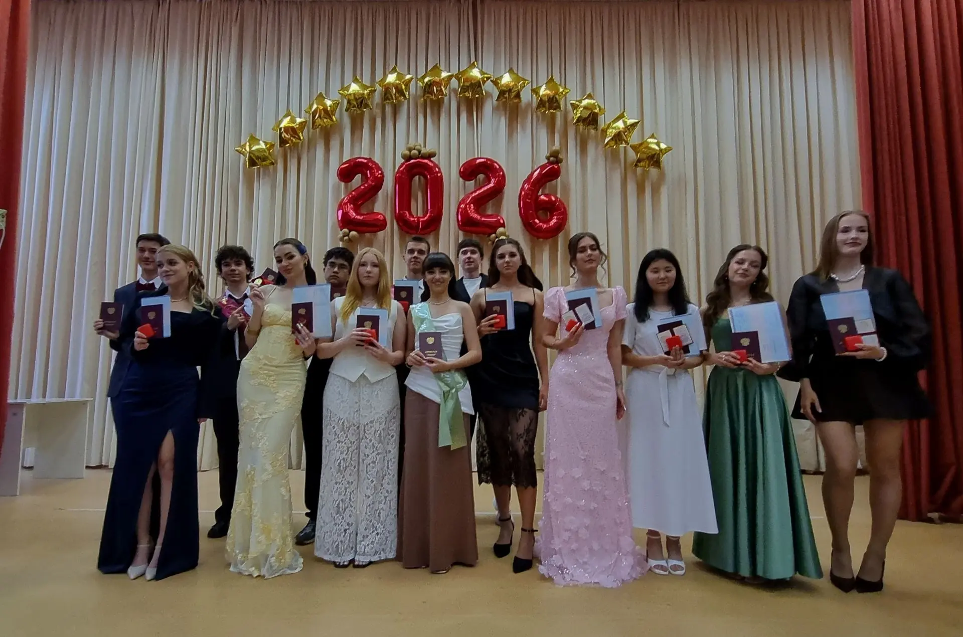 🎉 Торжественный день в нашей школе! 🎉
Сегодня наши одиннадцатиклассники получили аттестаты! Это не
