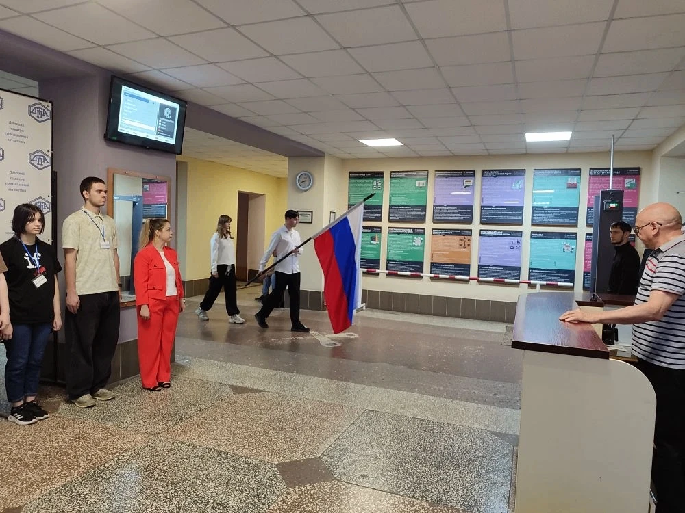 🇷🇺 День России: единство и  традиции!

Сегодня главной темой традиционной еженедельной торжественн