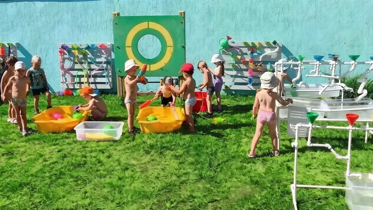 🌊 Водные приключения малышей!
Сегодня центр для игр с водой превратился в настоящий остров сокровищ