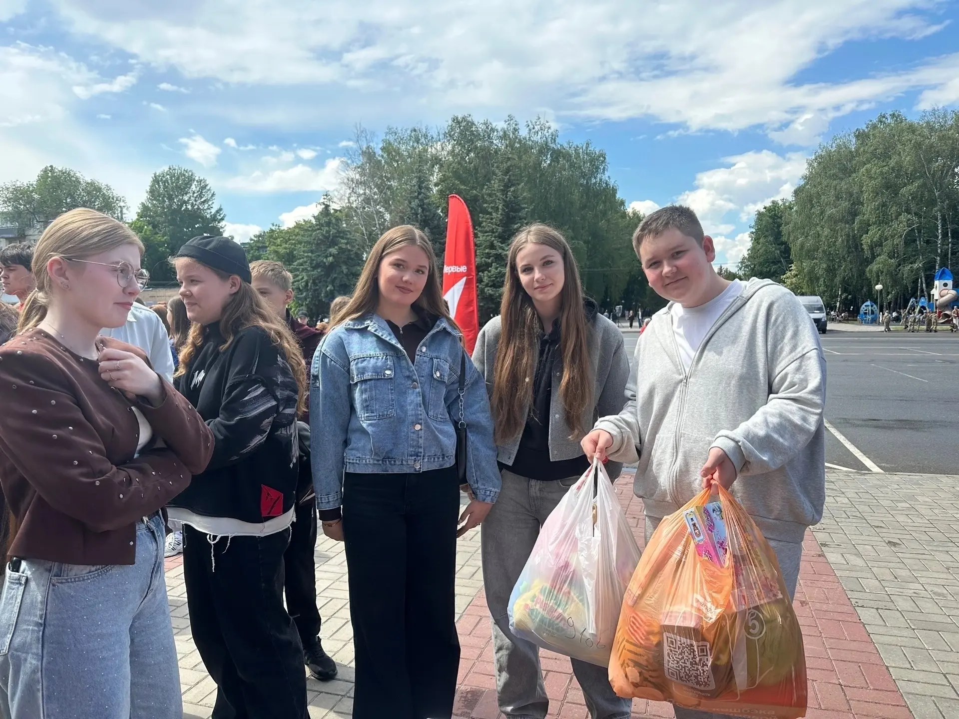 Коробки храбрости💙

Тимуровцы нашего первичного отделения объединились, чтобы принять участие в акц