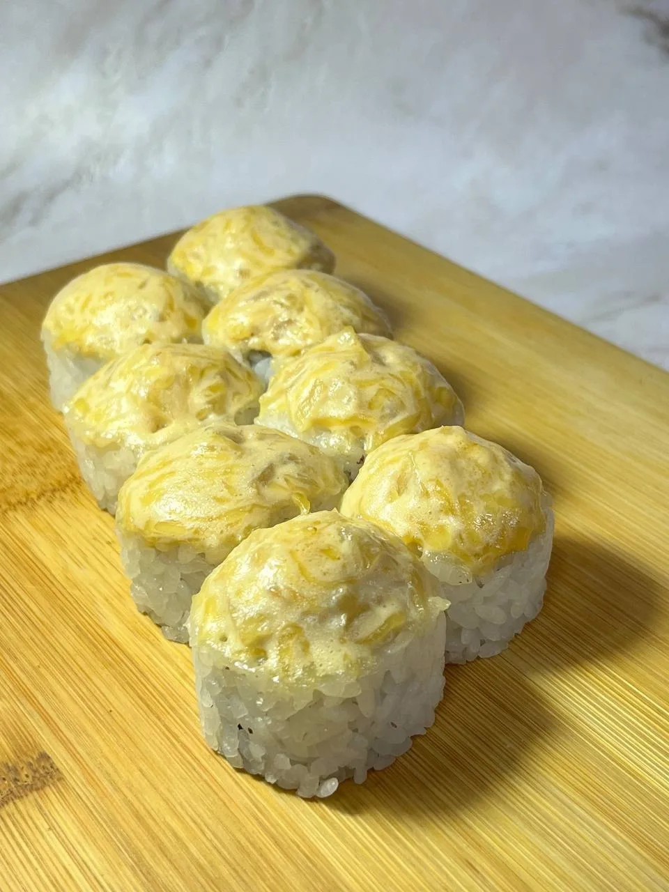 Запеченный с ананасом 😋 240гр. 
Состав: Сыр творожный, куриное филе, шапочка ролла (ананас, твердый