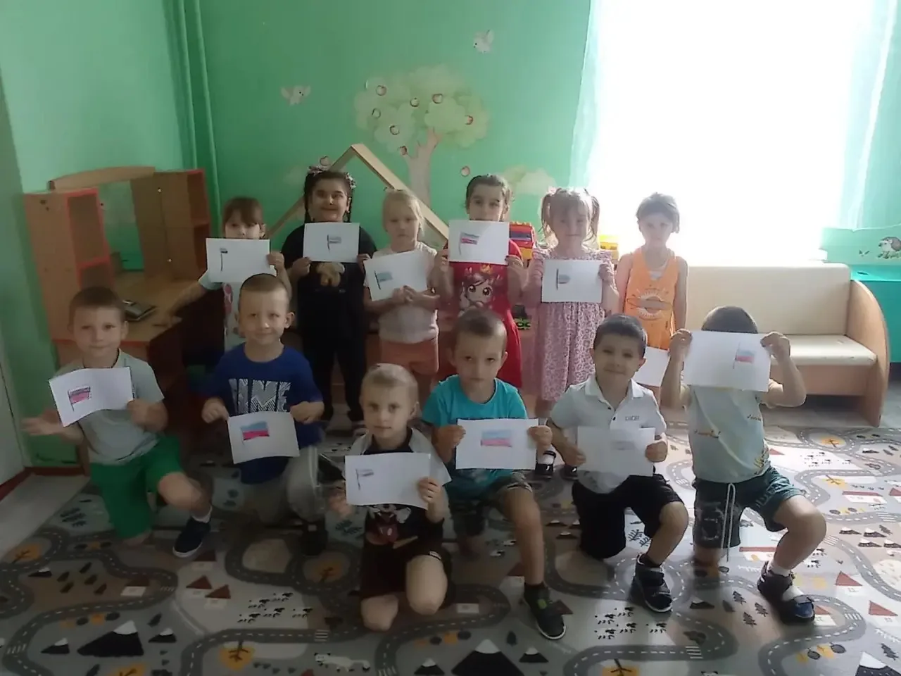 В средней группе детского сада была проведена акция,посвященная Дню России.🇷🇺
Дети украсили окна 