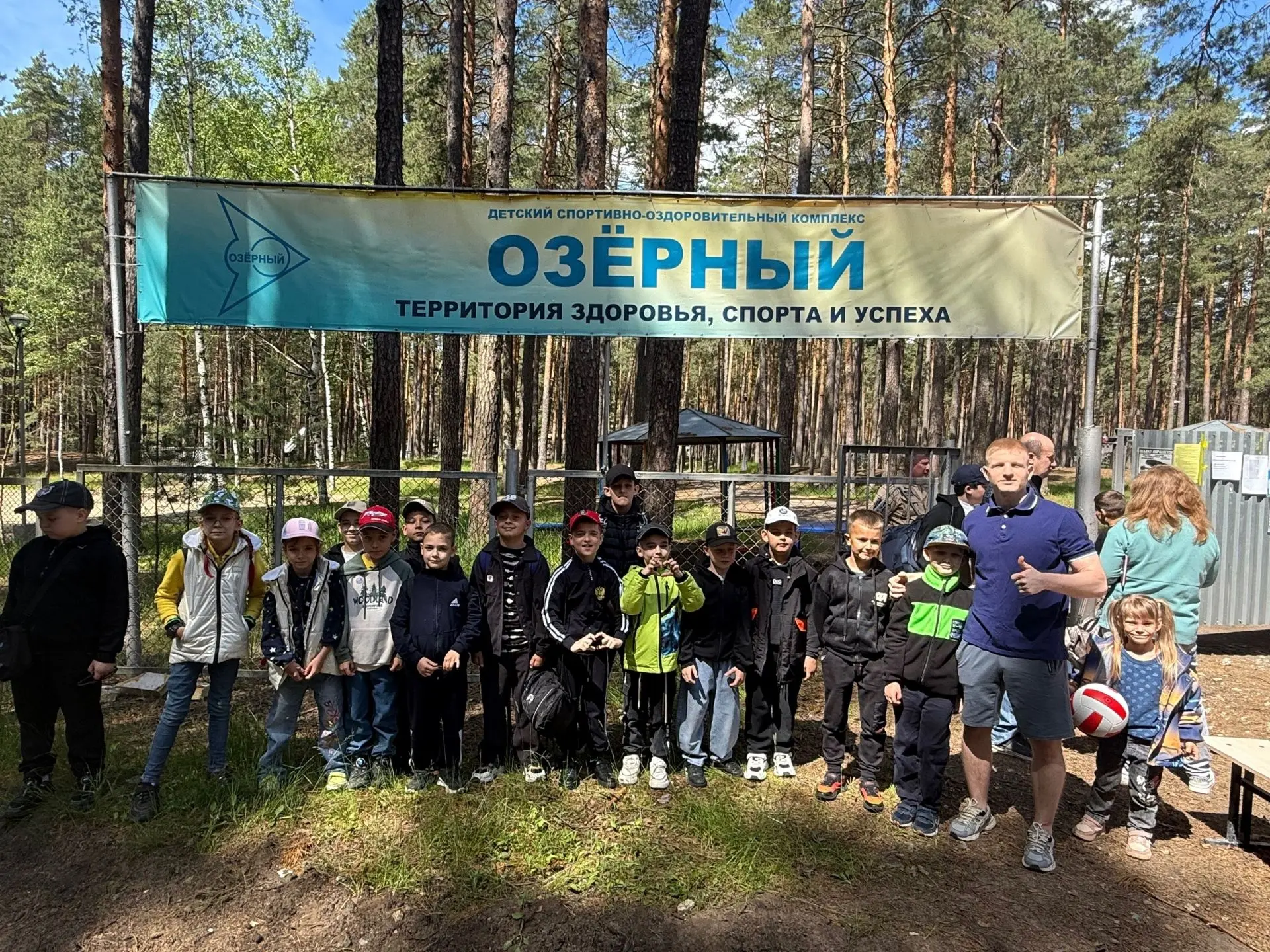Первая смена открыта: спорт, сосны и лето! ☀ 
 
Лето - не повод расставаться! Мы просто меняем зал н