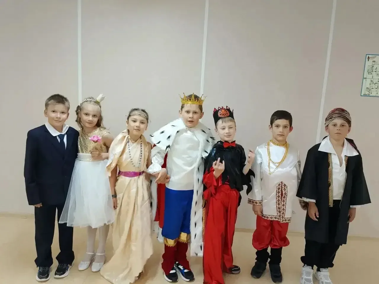 🌙 Когда сказка стучится в двери… 🪄
Конкурс постановок «В гостях у сказки» собрал ребят нашего лаге
