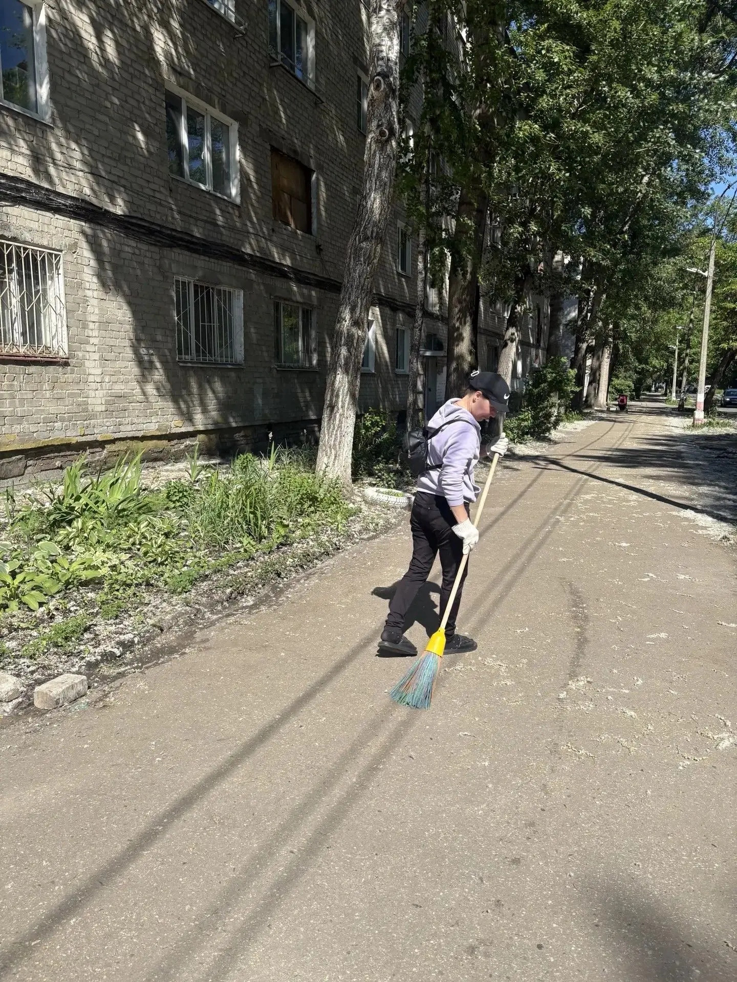 Проводится регулярная уборка придомовых территорий.