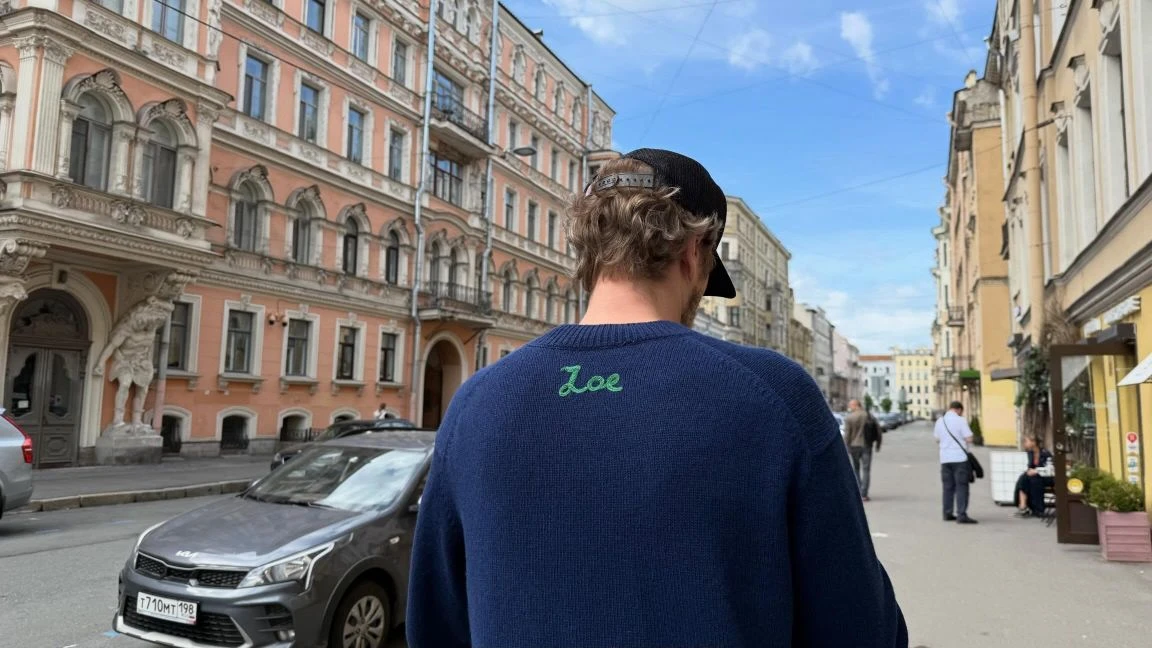 Ксения: Отец вернулся, новый свитер одел, теперь не снимает 💙
Zoesan_sarafan 💚