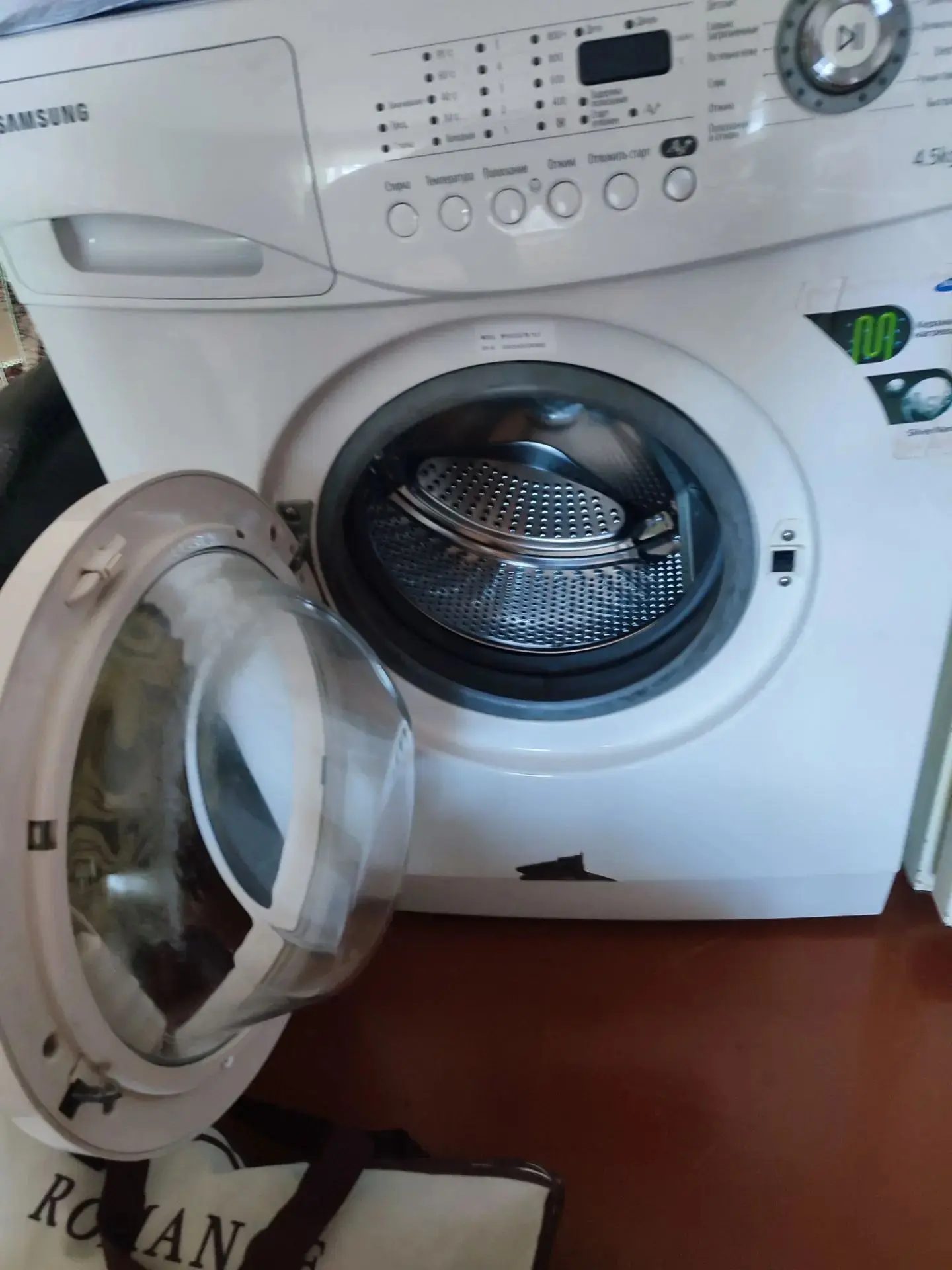 Продам машинка автомат SAMSUNG WF6458S7W б/у 4,5кг. Слетел ремень, в остальном рабочая. Можно на зап