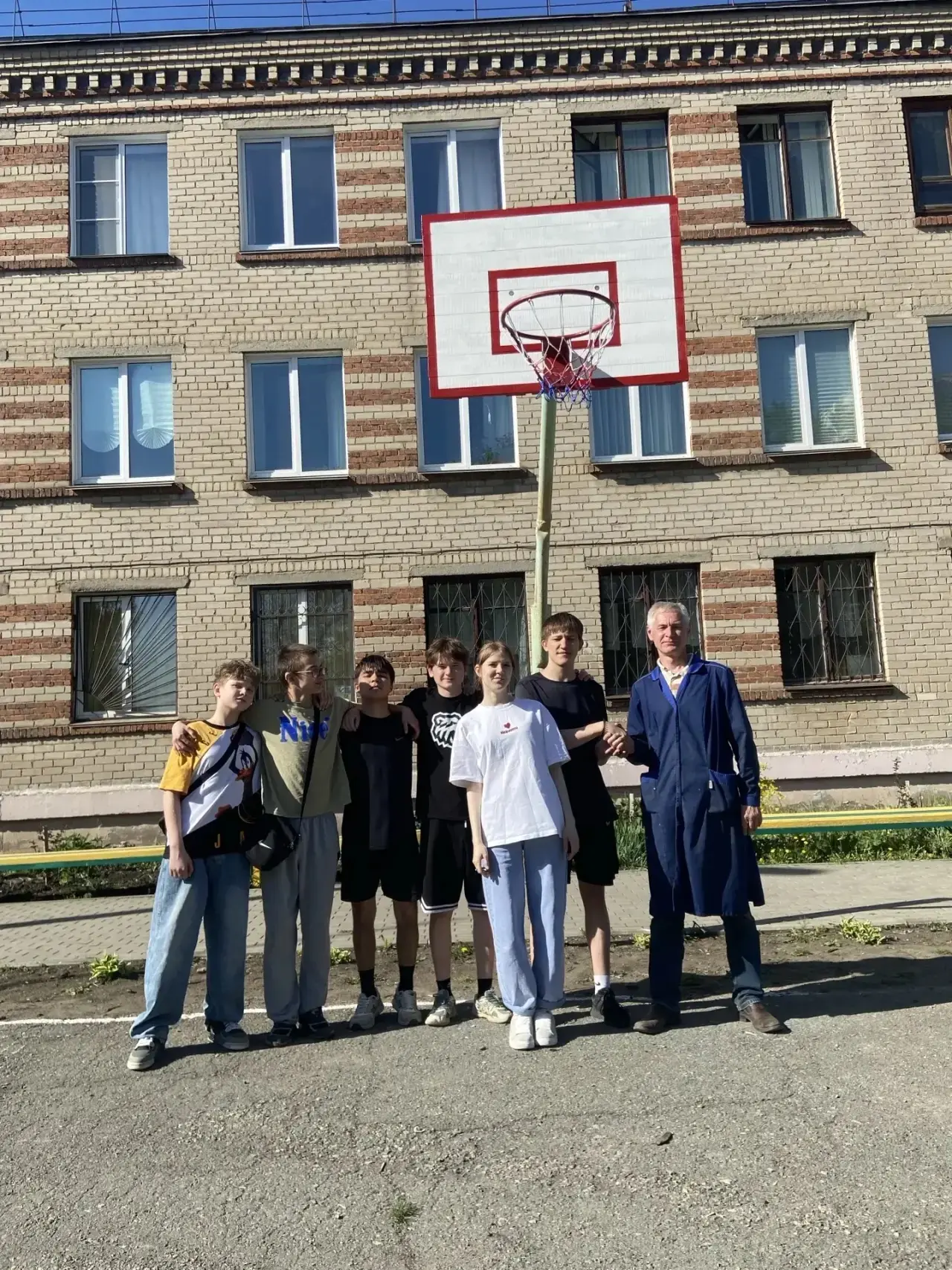 Благодаря слаженной работе ребят и грамотному руководству учителя технологии баскетбольное кольцо бы