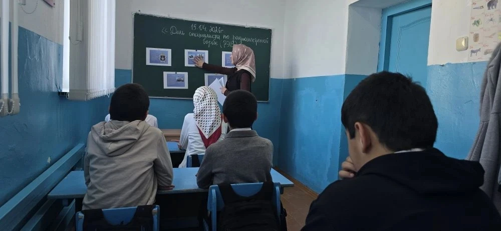 В «Тагзиркентской ООШ» провели тематическое мероприятие, посвящённое 15 апрелю— Дню специалиста по р