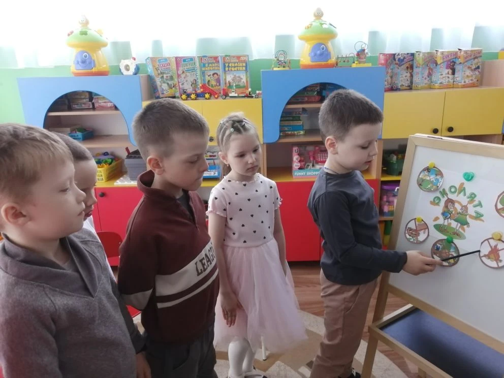 Увлекательная квест-игра "Эколята - защитники природы" прошла в подготовительной группе. Дети с Умни