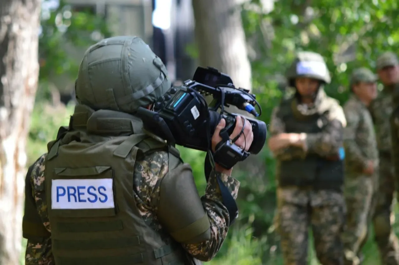 Военная  журналистика 

Часто возникает путаница: военная журналистика — это просто репортажи из око