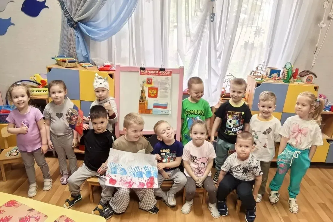 #дошкольноеобразование_мбдоу4_улыбка.
Коллективная работа по рисованию "День России" во второй младш