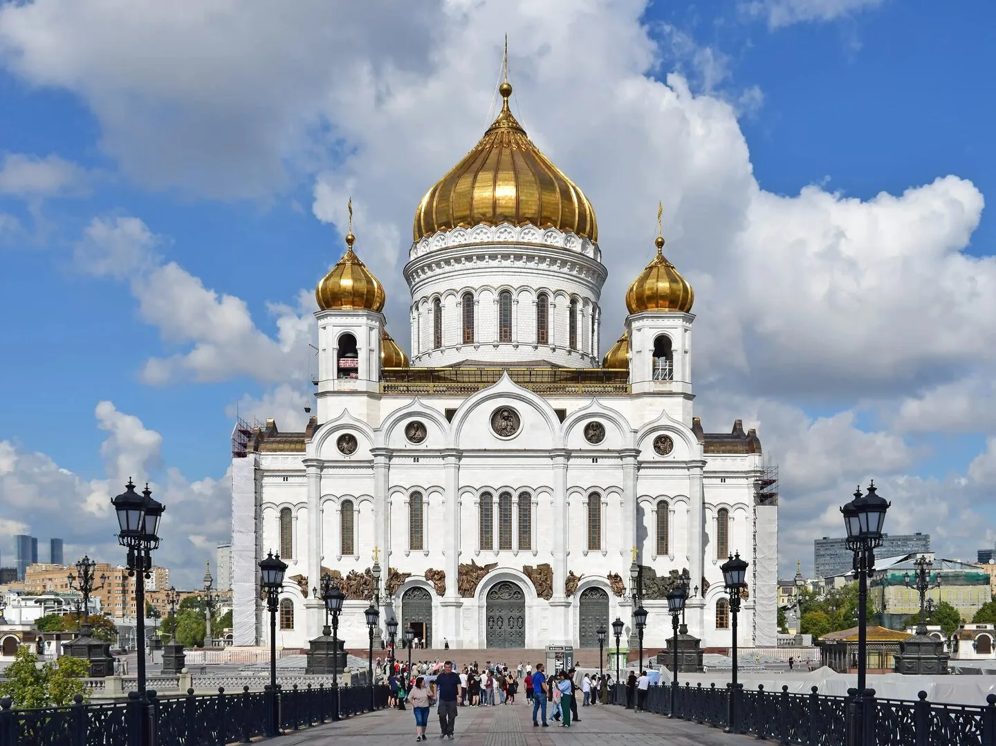 В Русской Православной Церкви 325 епархий и 402 архиерея (не считая находящихся на покое).
Священник