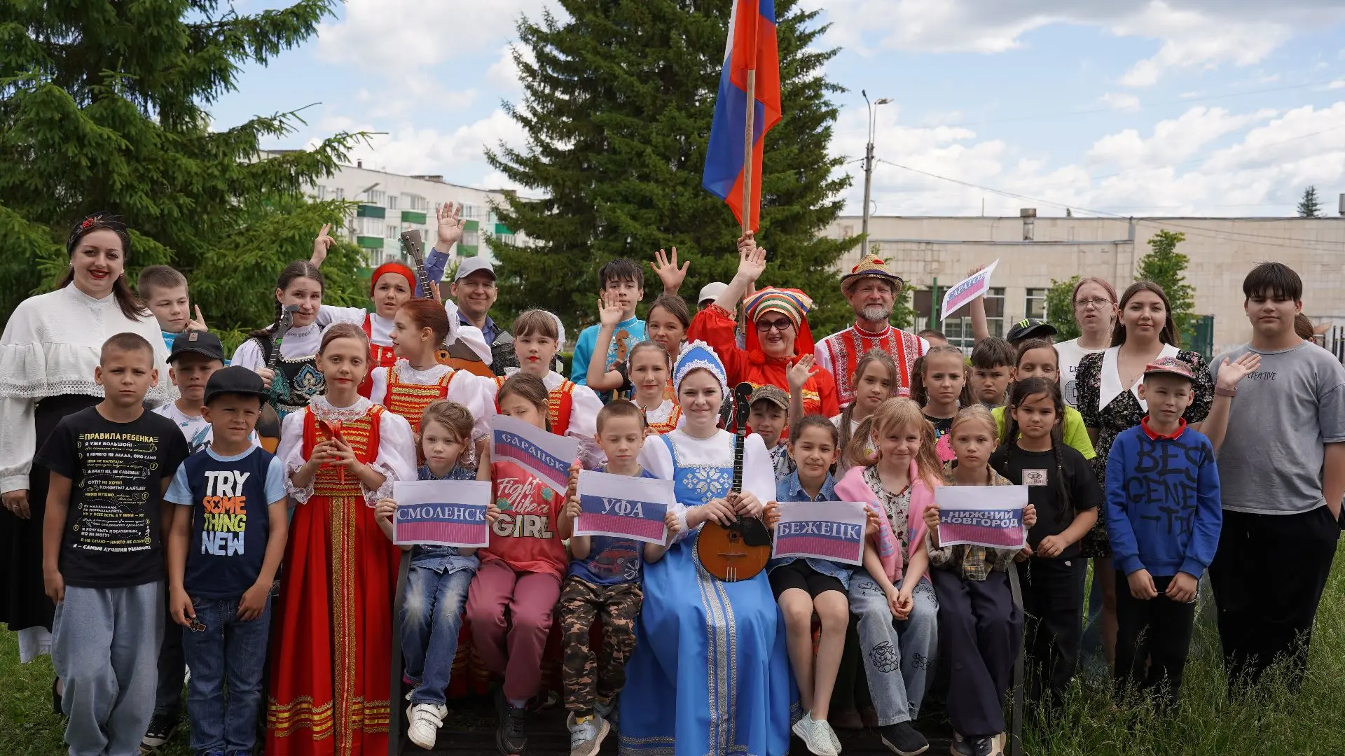 К Дню России в Центральном дворце культуры прошла насыщенная программа «Пешим ходом по России». Меро