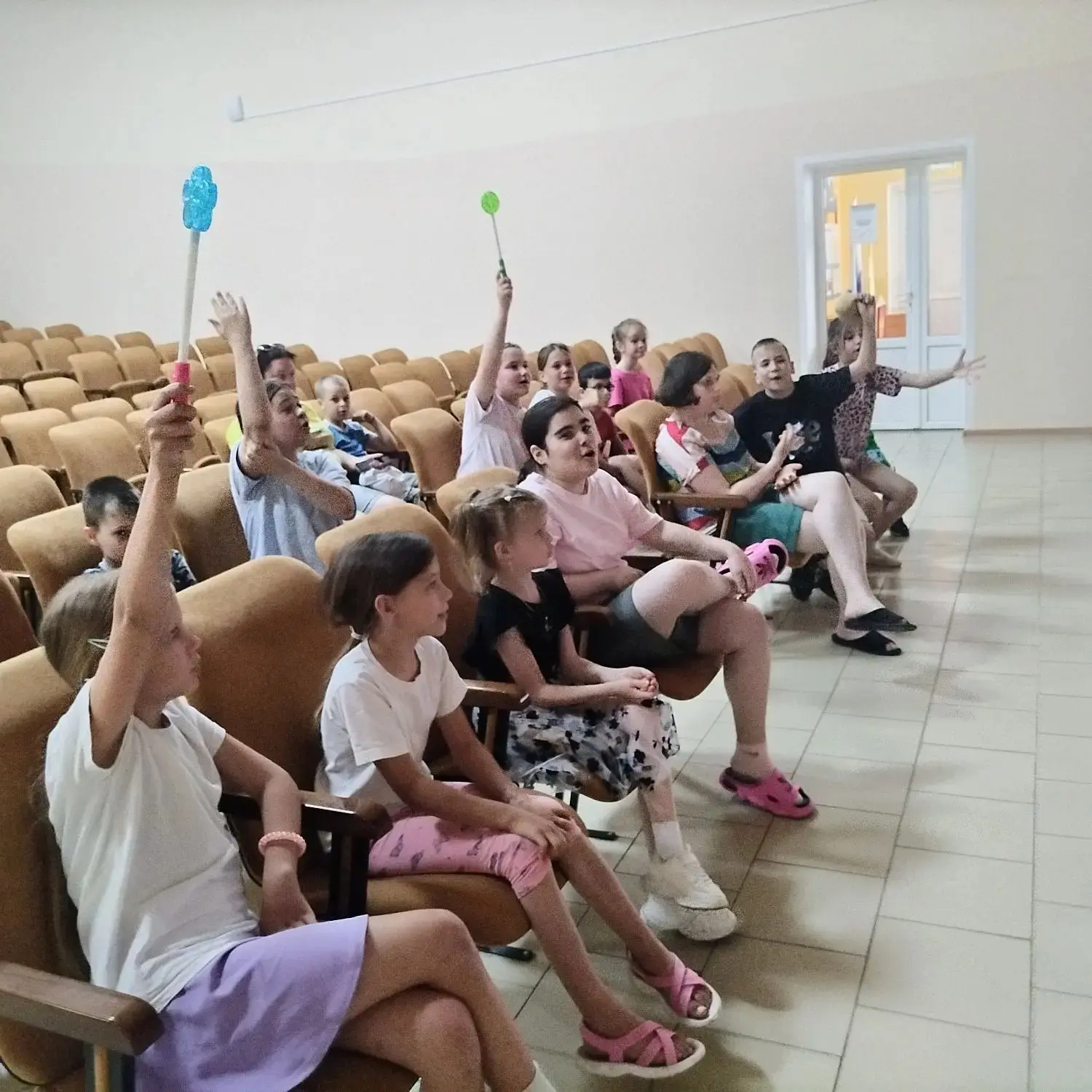 Сегодня с учащимися пришкольного лагеря "Старт" провели интерактивную игру: "Гордость России". 
С це