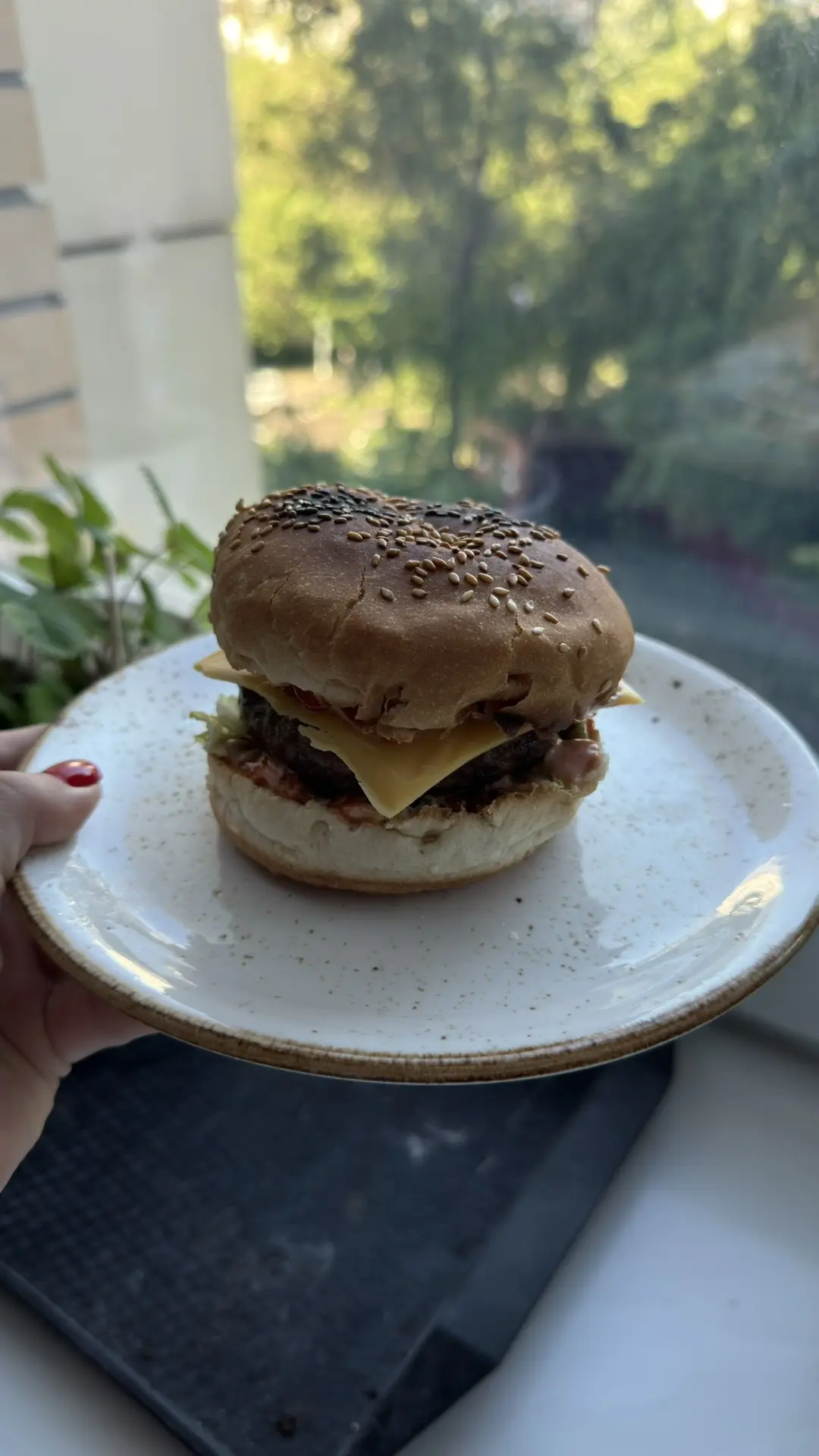 На ужин у Димы бургер 🍔 

А я занимаюсь заморозкой не съеденной ягоды. Перемалываю в блендере с сах