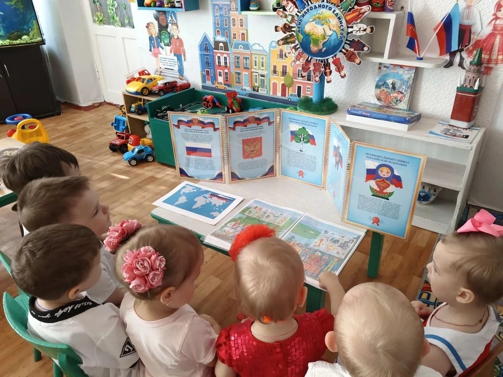Сегодня малыши первой младшей группы познакомились с символами нашей страны России! Ребята развивали