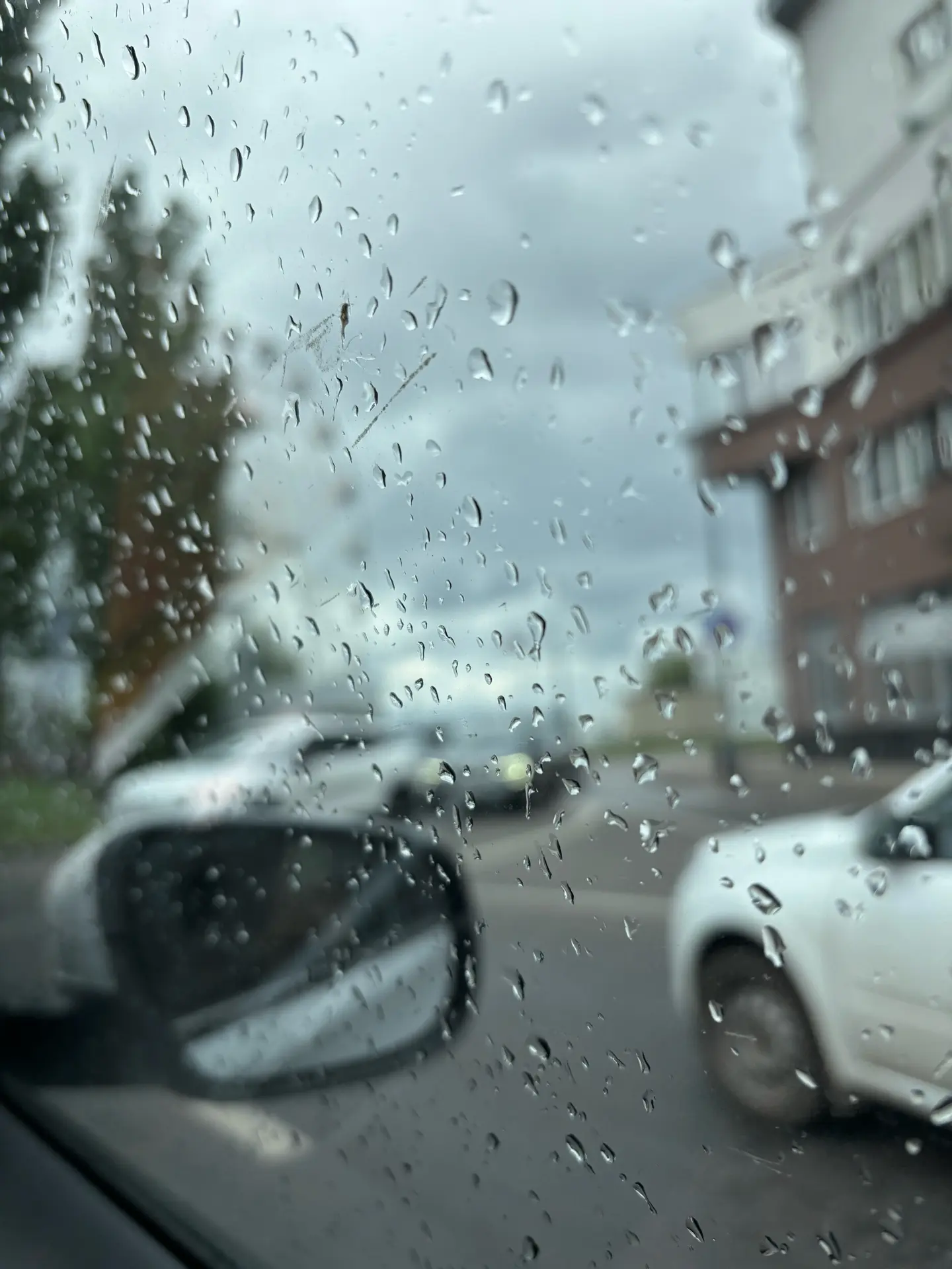 Так, сегодня погода в Нижнем менялась... раз пять! Было и просто пасмурно, и пасмурно с дождём, и яс