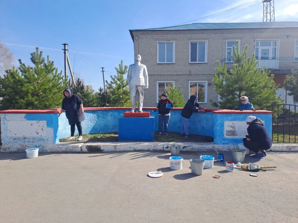 📅 Субботник на благо села: объединились ради общего дела! 🌳

На территории нашего села состоялся с