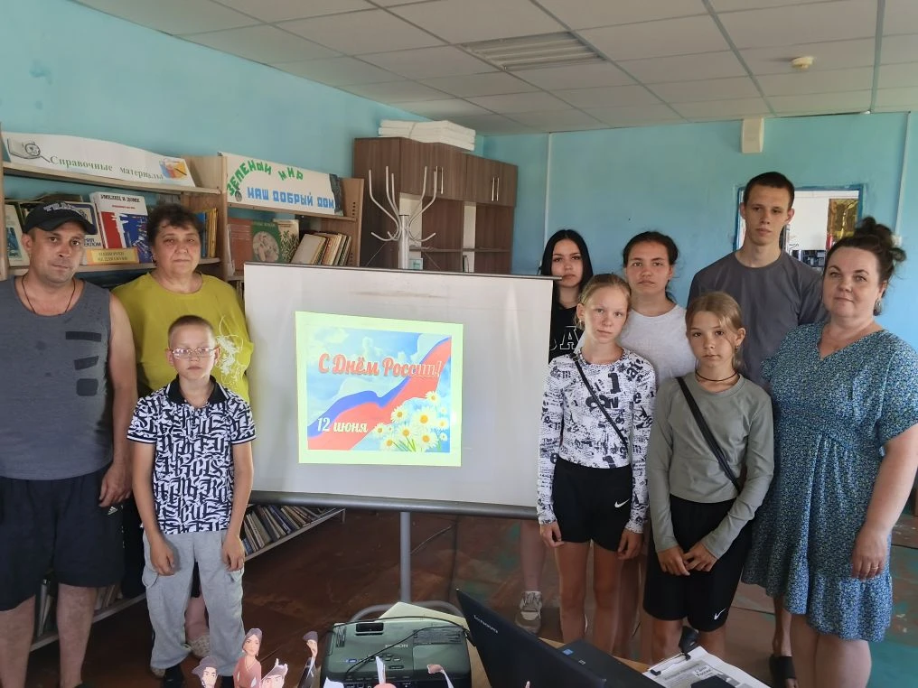 День России в Гоношихинской библиотеке: Праздник знаний и патриотизма! 🇷🇺

📚В Гоношихинской библи