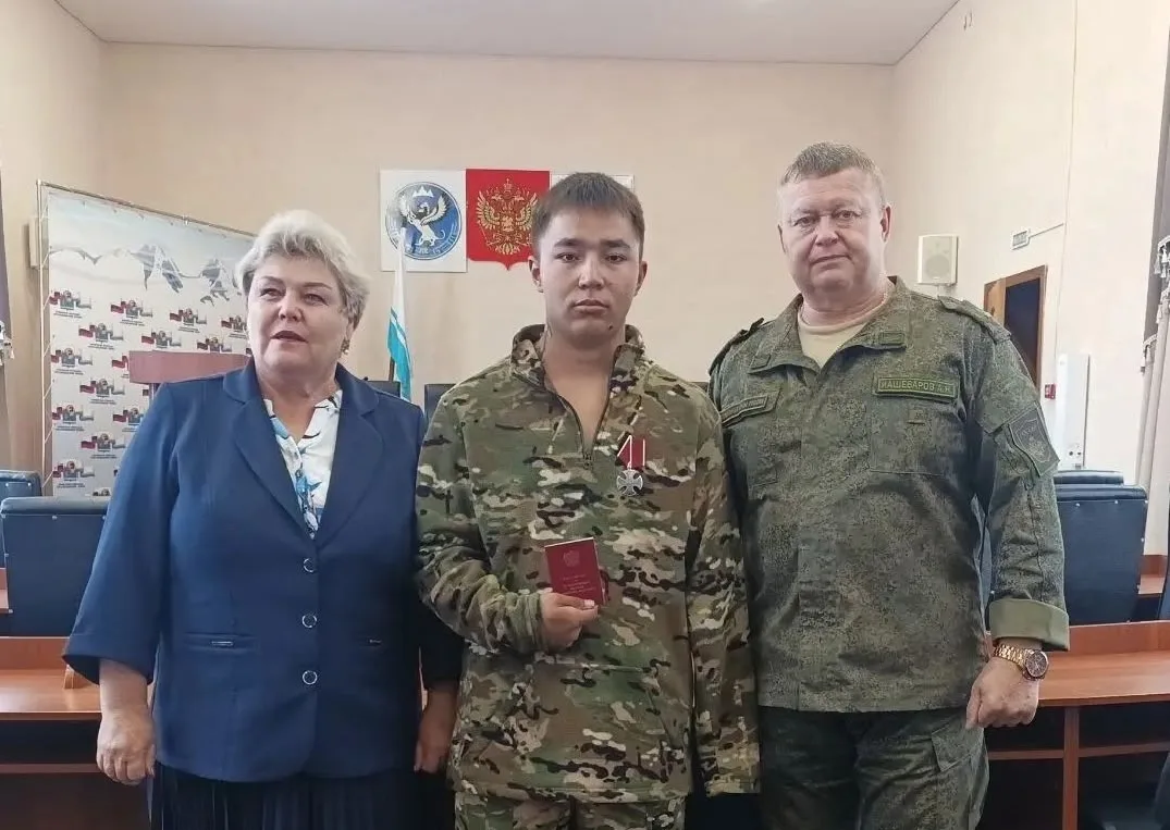 🎖 Арчын Васильевич Еремеев из Усть‑Коксинского района удостоен Ордена Мужества.

Награду бойцу вруч