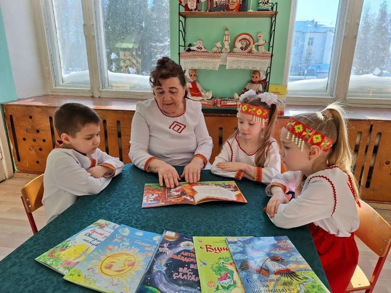 В рамках Международного дня родного языка в детском саду прошла литературная гостиная «Читаем на род
