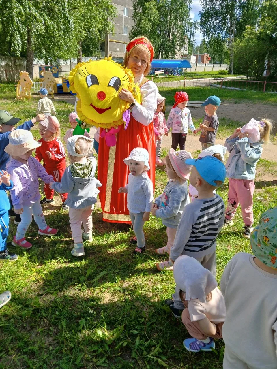 Сегодня, к нашим малышам из групп "Петушок" и "Теремок" в гости заглянула Матрешка.
Матрёшка — это з