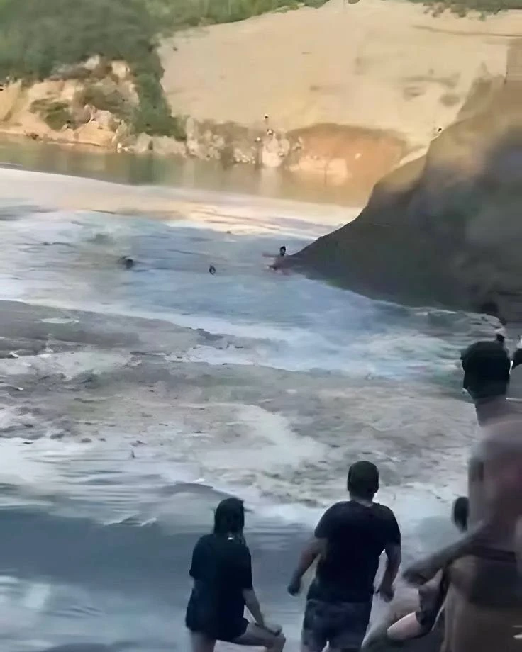 13-летняя девочка упала в воду с десяти метров и её завалило песком 🤯

Подробности 👉🏻 https://max