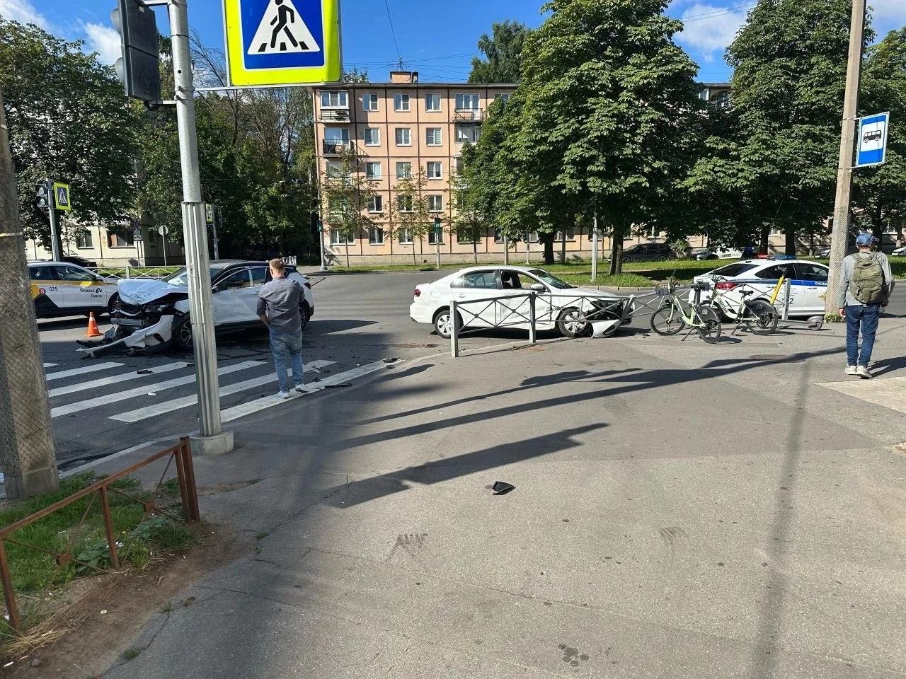 Серьезное ДТП на пересечении Шаумяна и Казанской

Две легковушки получили серьезные повреждения. 

О
