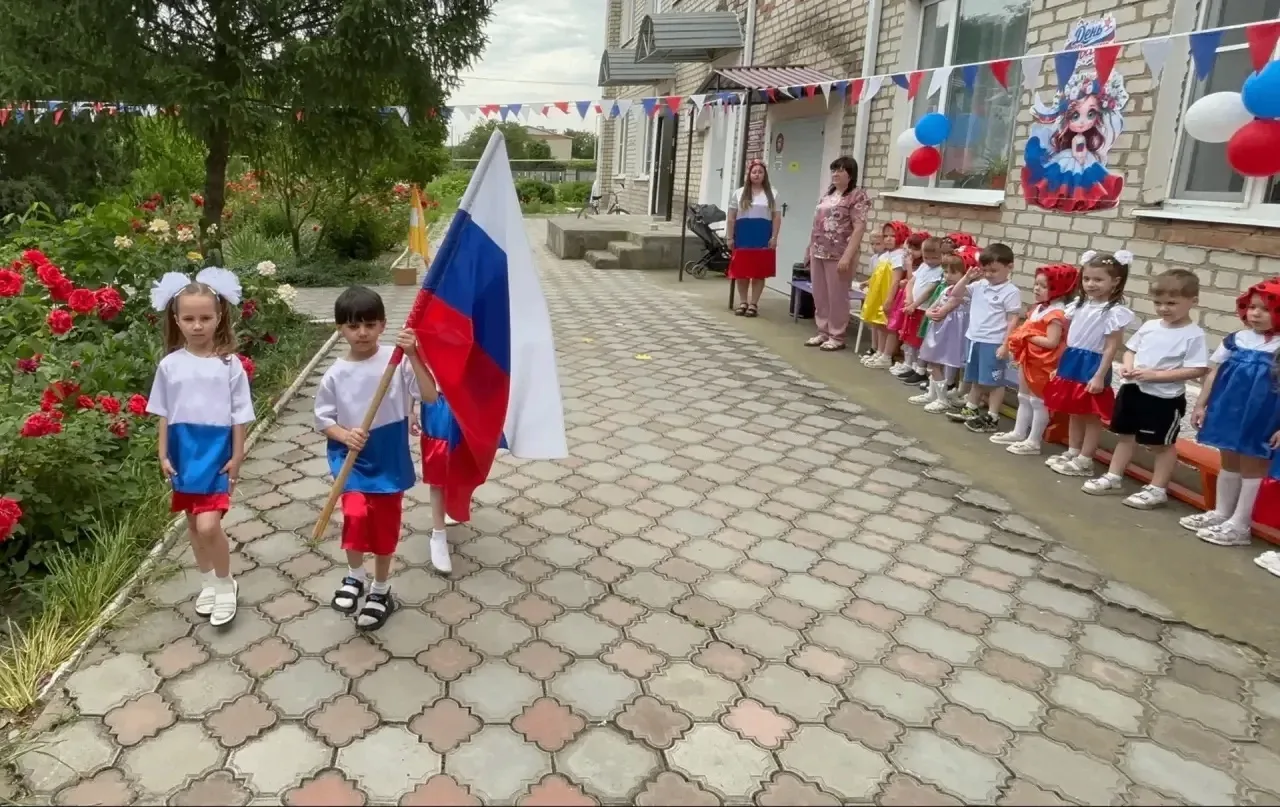 🇷🇺 Россия! Россия! 
Наша страна!
Очень и очень большая она!
Россия - Родина, наш дом.
Где вместе с