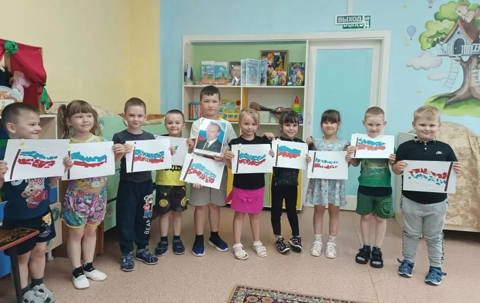 🎉 В преддверии Дня России ребята из средней группы показали настоящую магию творчества — и преврати