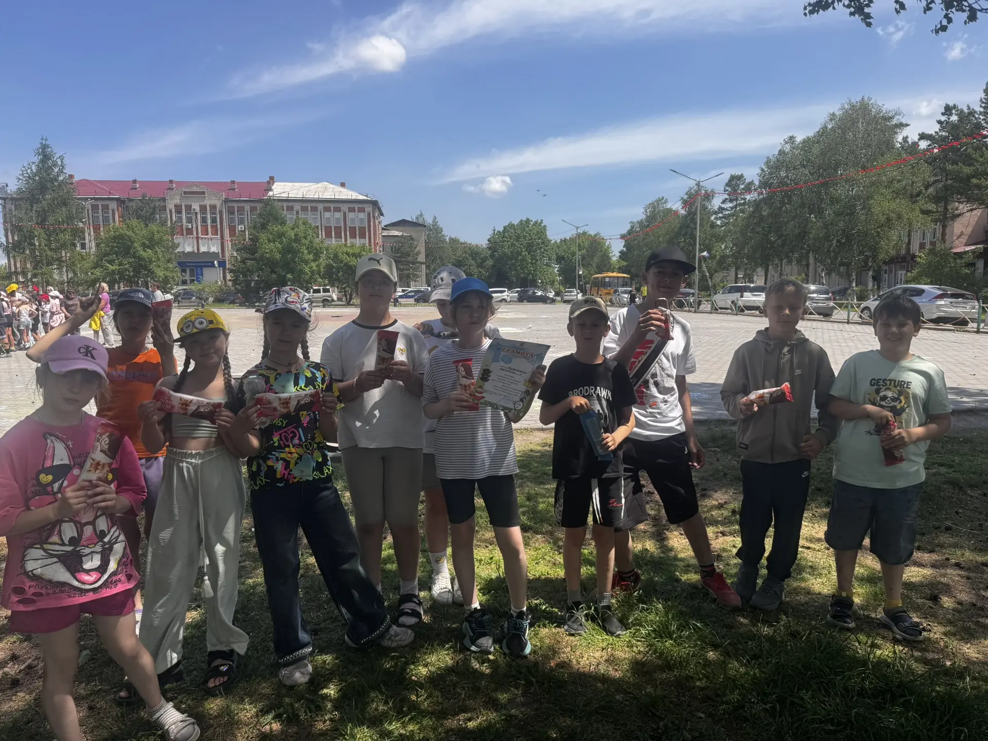 ☀️Сегодня на центральной площади  прошел конкурс рисунков на асфальте по ПДД для ребят из пришкольны