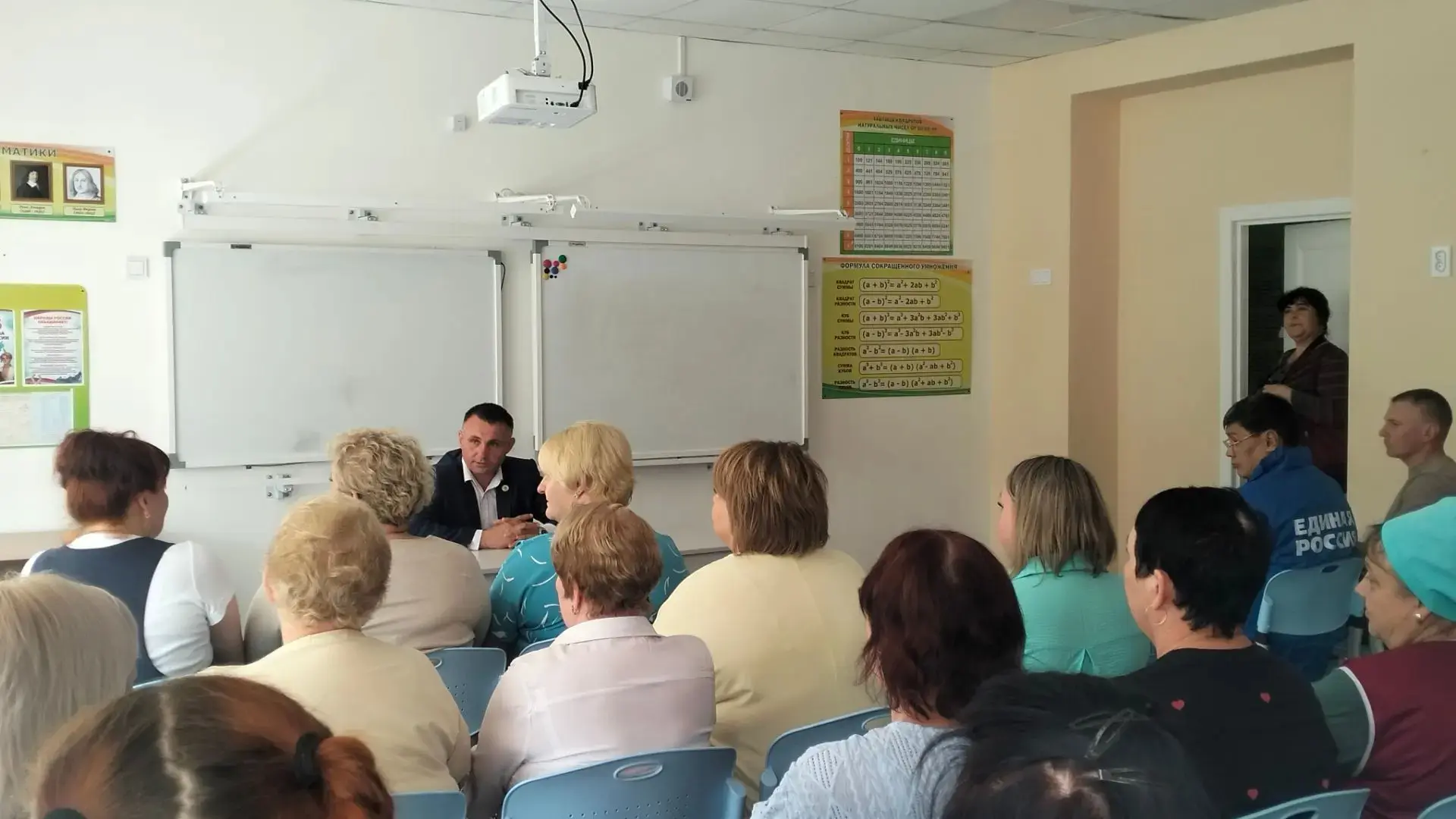 В школе посёлка Мухен провели встречу с педагогическим коллективом. 

Жители и педагоги подняли ряд 