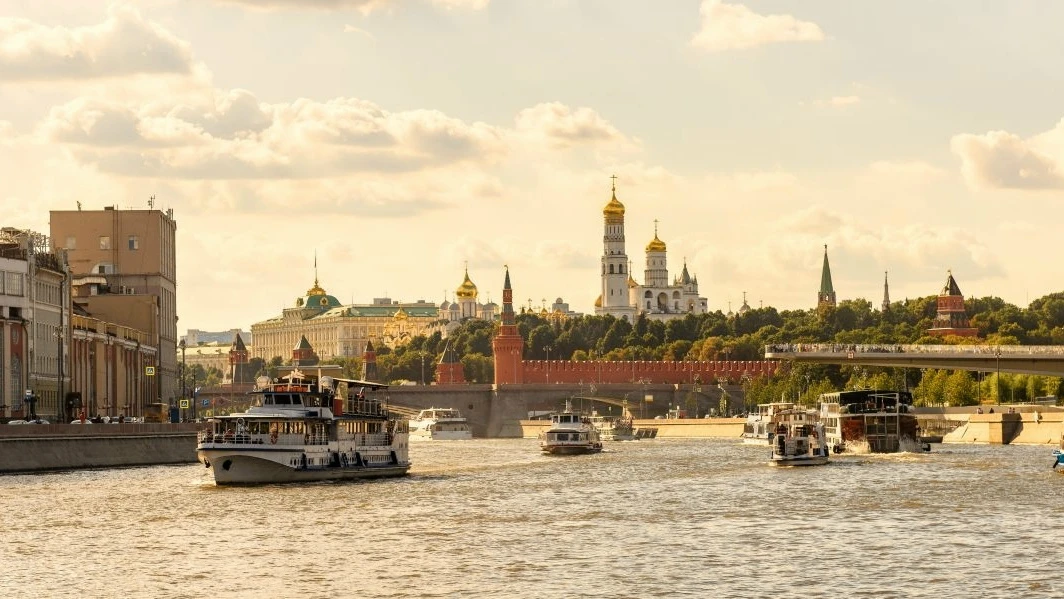 На теплоходе по Москве: от утреннего маршрута до ужина с живой музыкой

Летом Москва особенно красив