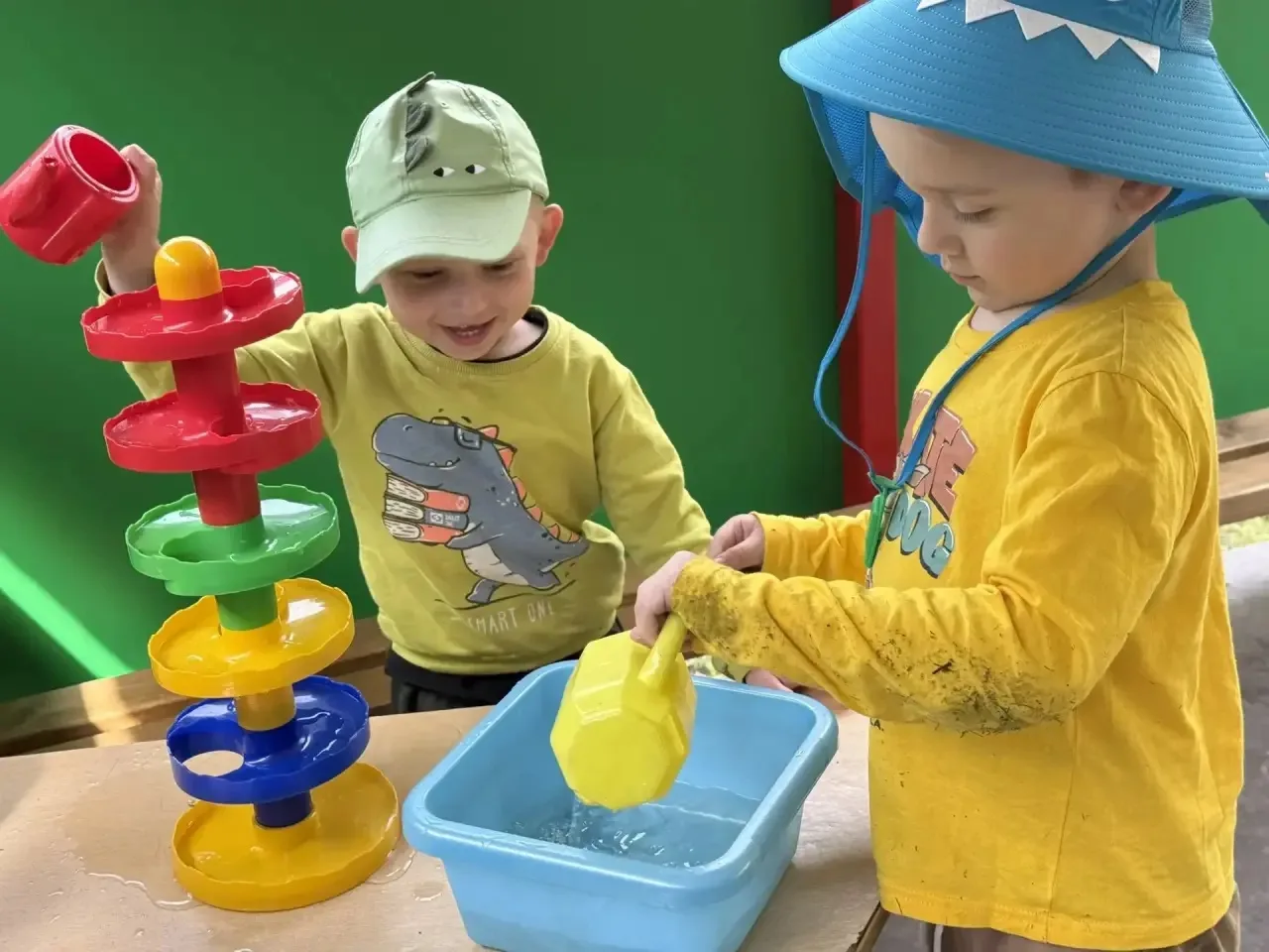 Вода — хитрая путешественница! 🌀 Она не слушается пальчиков, а сама выбирает дорожку… Вверх? Вниз? 