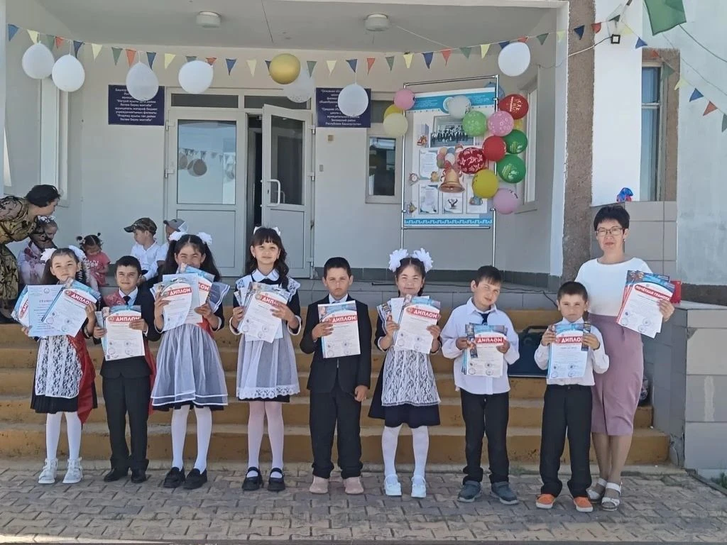 Әле генә 1 сентябрҙә, ҡулдарына сәскәләр тотоп килгән уҡыусылар, бөгөн Һуңғы ҡыңғырау байрамына йыйы