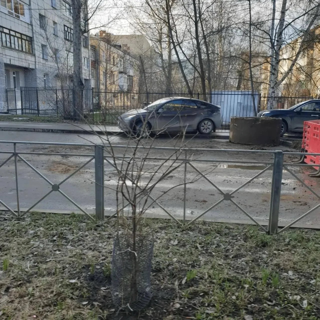 «На перекрёстке Крисанова/Монастырской, при повороте к Слудской церкви, проводят дорожные работы, пр