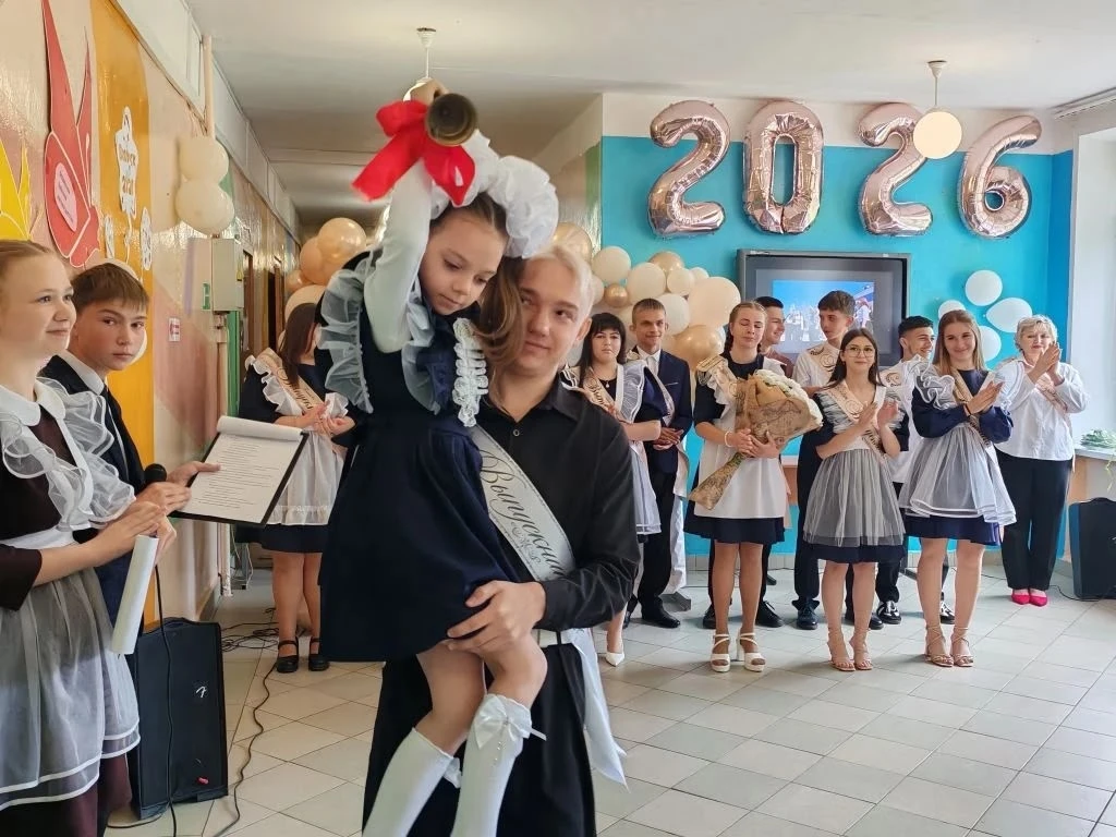 Пролетели школьные годы — впереди долгий и взрослый путь, важные решения и серьёзные задачи. Пусть л