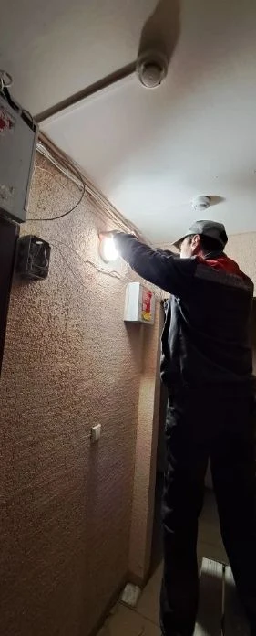 Установка светильников с датчиком движения в МОП при выходе на пожарную лестницу во 2 подъезде дома 