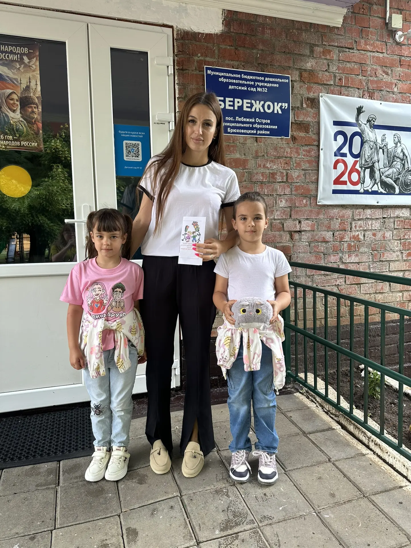 В нашем детском саду проходит неделя безопасности на дорогах. Мы не только знакомим ребят с правилам