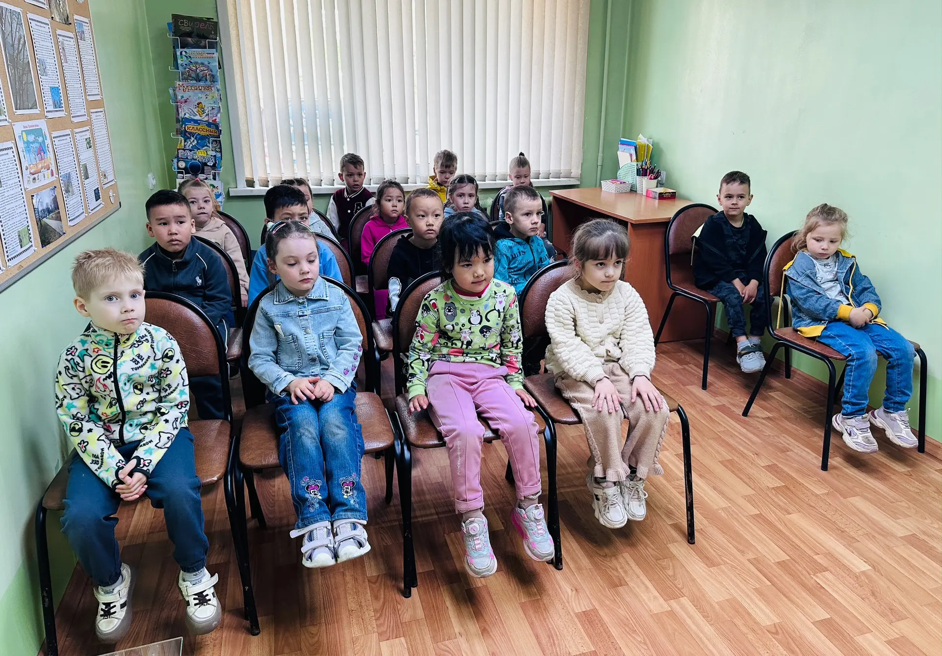 Первая экскурсия в библиотеку: «Лето. Природа» 📖🌿

Сегодня группа «Радуга» совершила ознакомительн